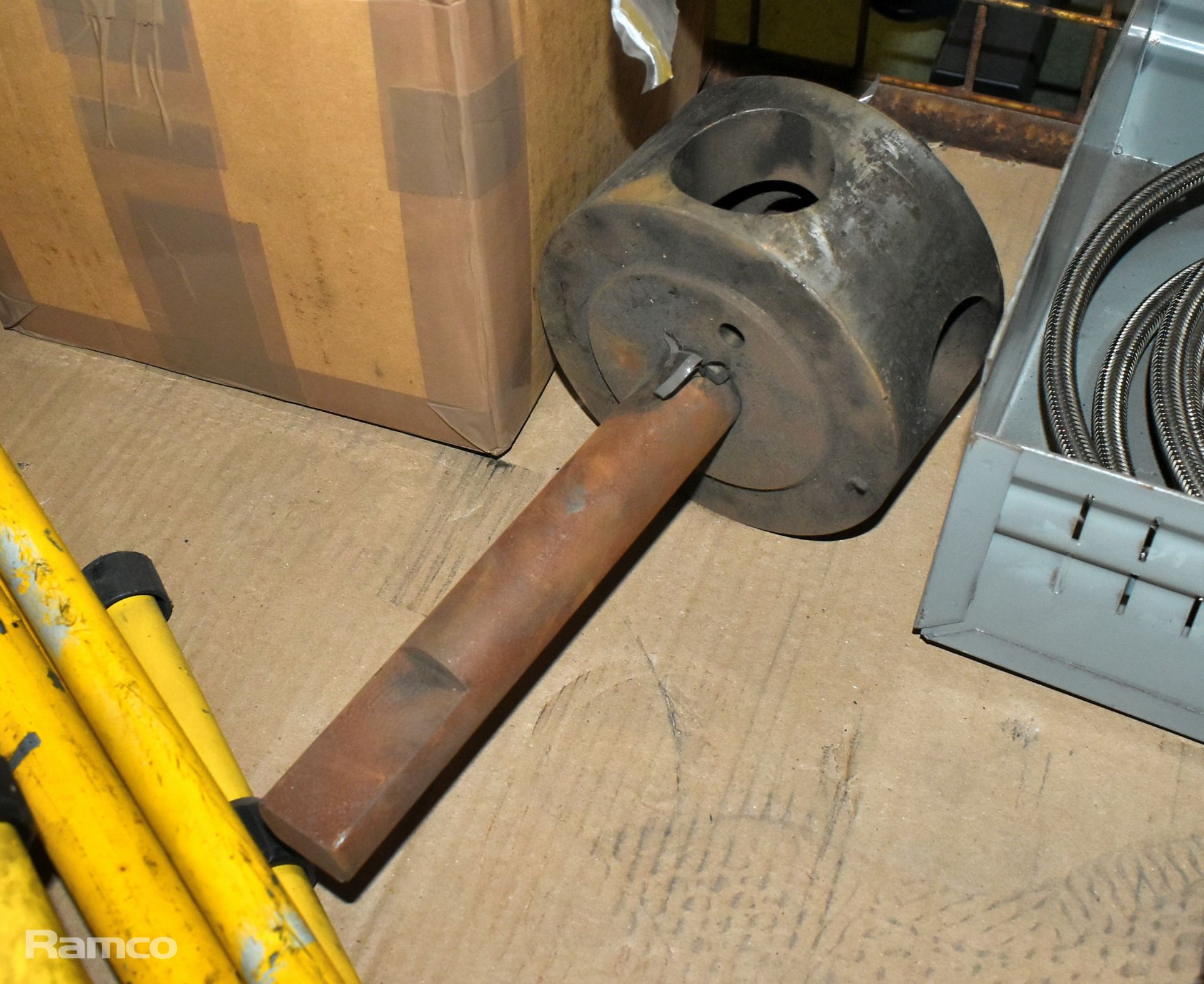 Workshop equipment and consumables - tripods, ratchets, corded angle grinder, gauges - Image 5 of 10