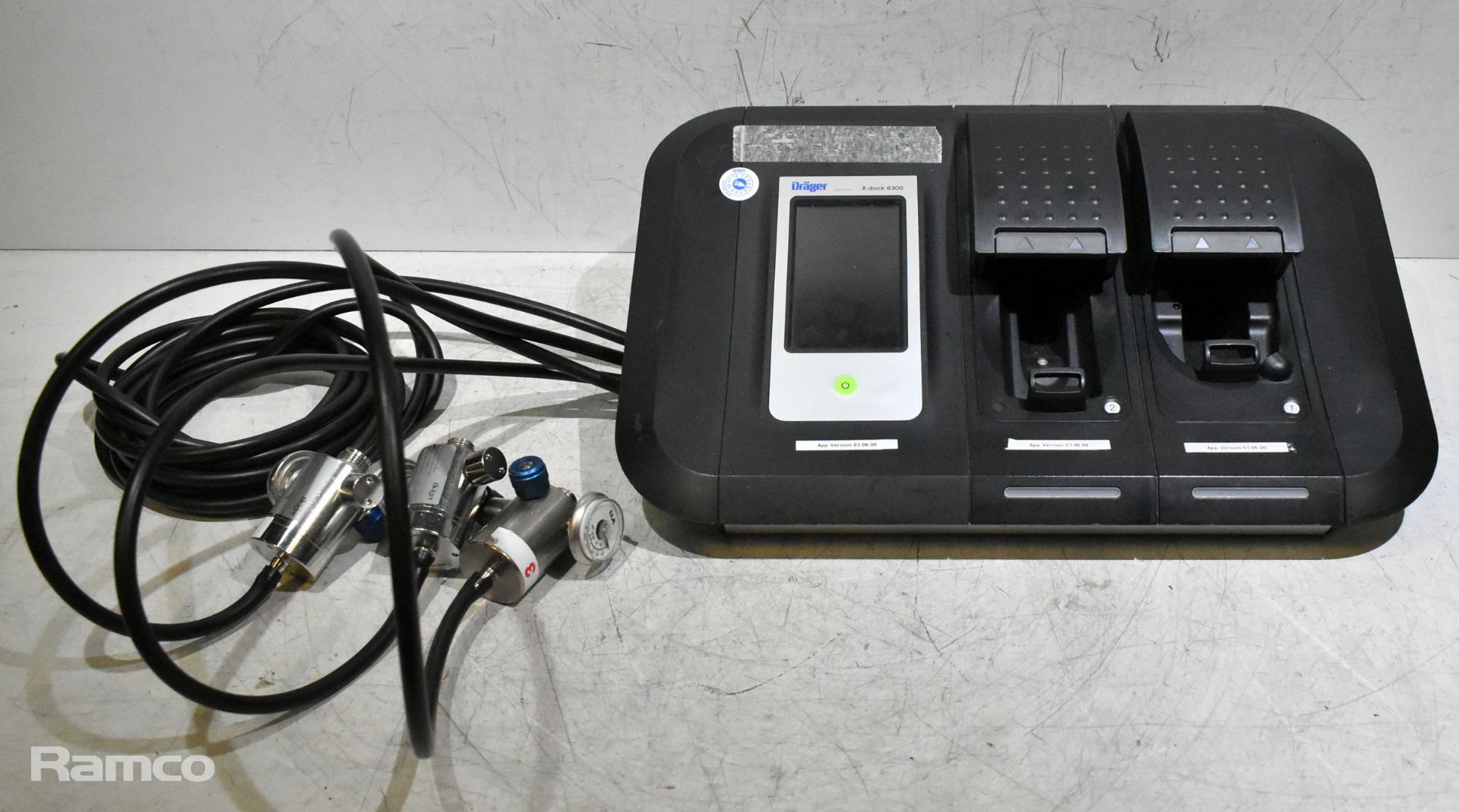Drager X-Dock 6300 gas monitor tester with 3x regulators, PSU unit, manual and black peli case - Image 3 of 8