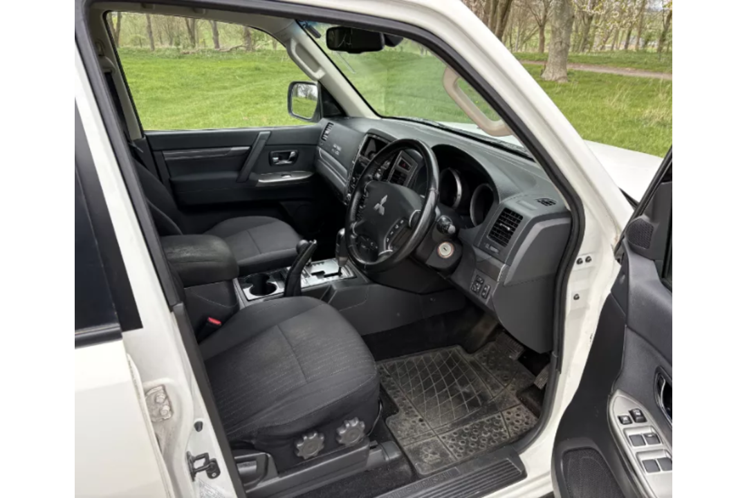 Mitsubishi Shogun 4 Work SG2 DI-D LWB – FMZ4120 (NI) – 2016 – 156480 miles – white - see desc. - Image 12 of 14