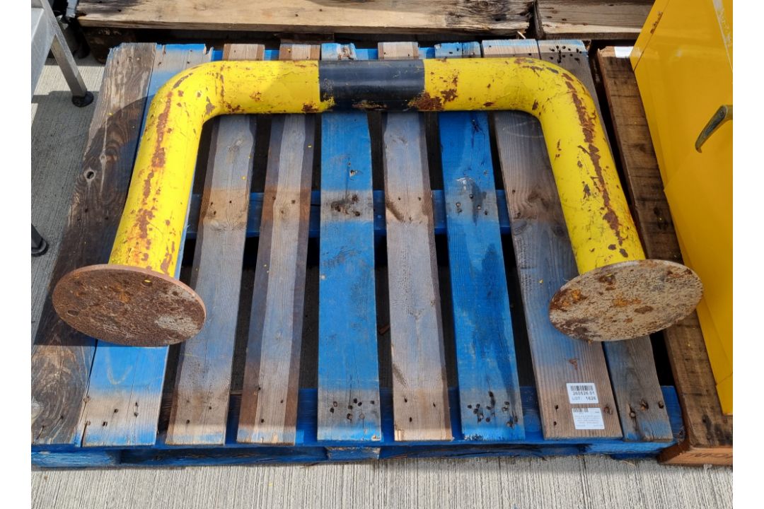 Heavy duty protection guard - L 1150 x W 250 x H 650mm - 37kg approx. - Image 2 of 3