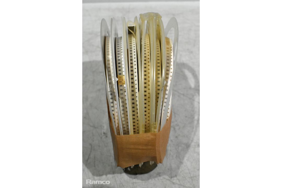 Approx 17650x 47P 5% 50V capacitor chips (3301-0029) - Image 2 of 2