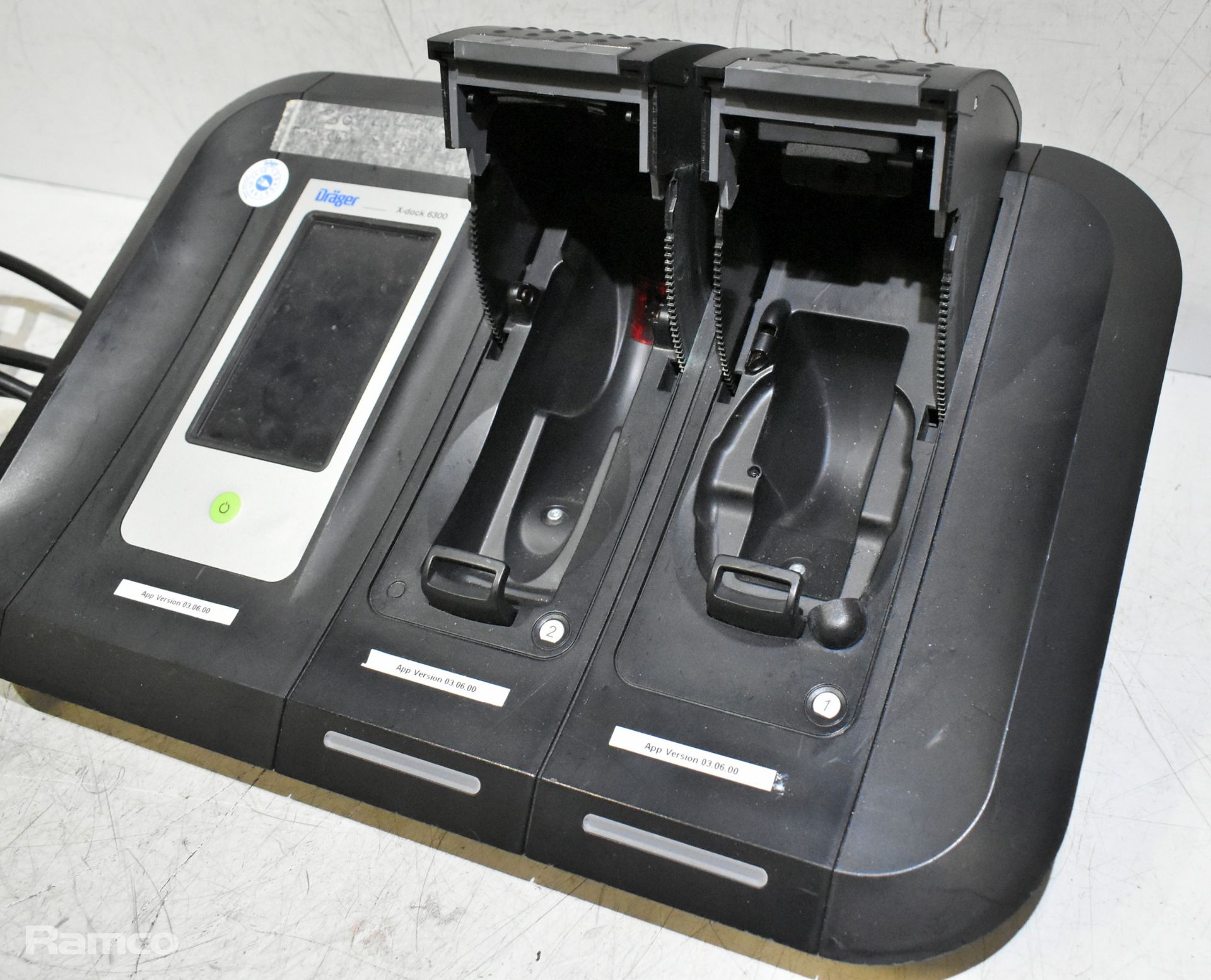 Drager X-Dock 6300 gas monitor tester with 3x regulators, PSU unit, manual and black peli case - Image 4 of 8
