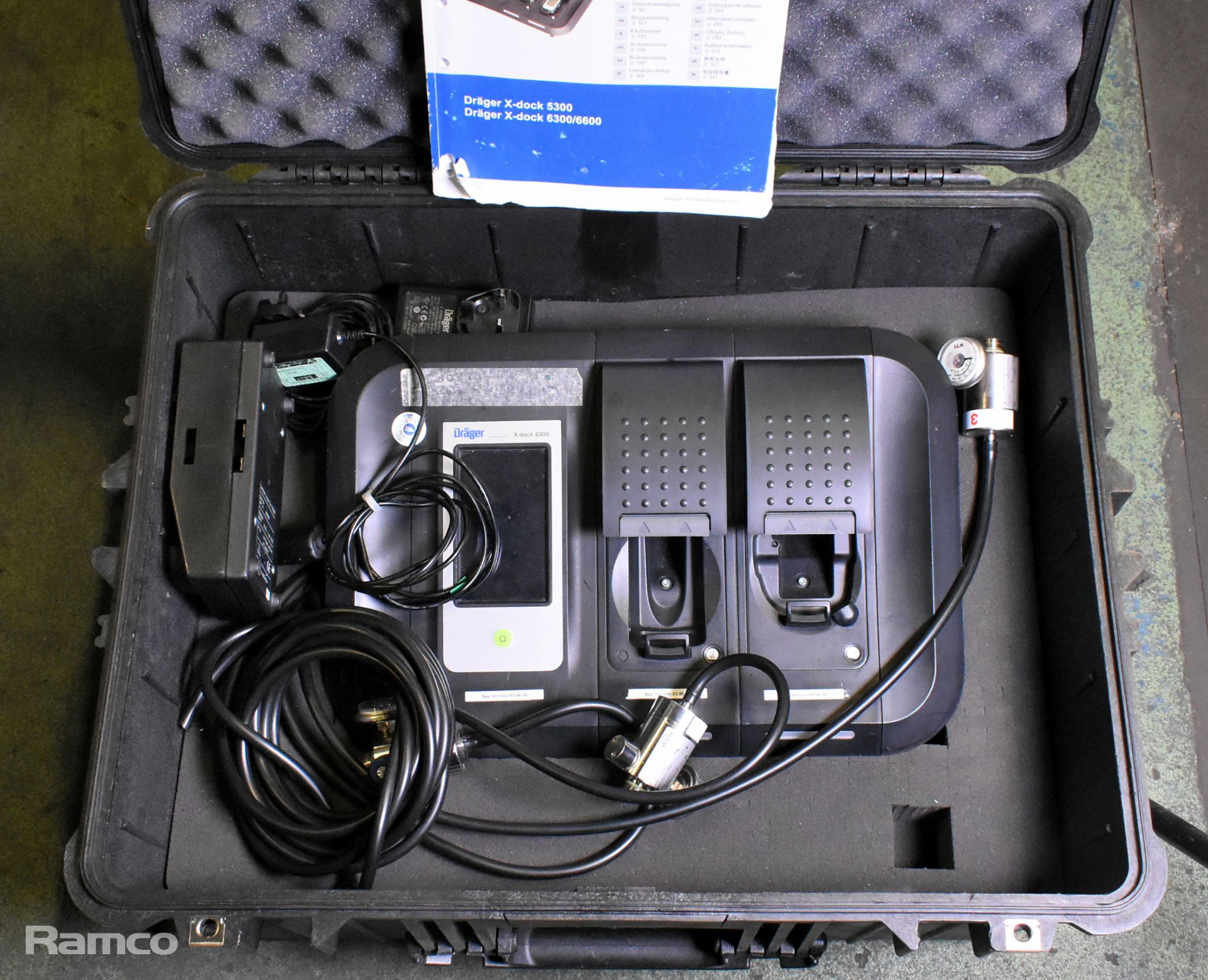 Drager X-Dock 6300 gas monitor tester with 3x regulators, PSU unit, manual and black peli case - Image 2 of 8