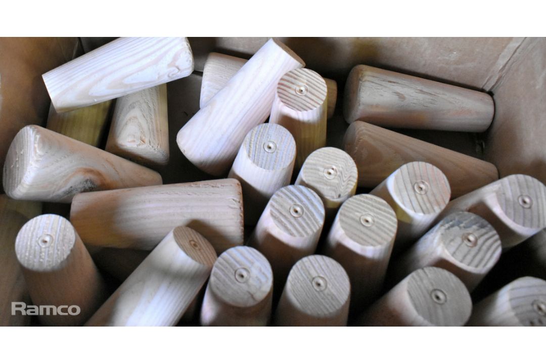 Softwood small tapered round plug and 2 sizes hardwood wedges - Image 6 of 7