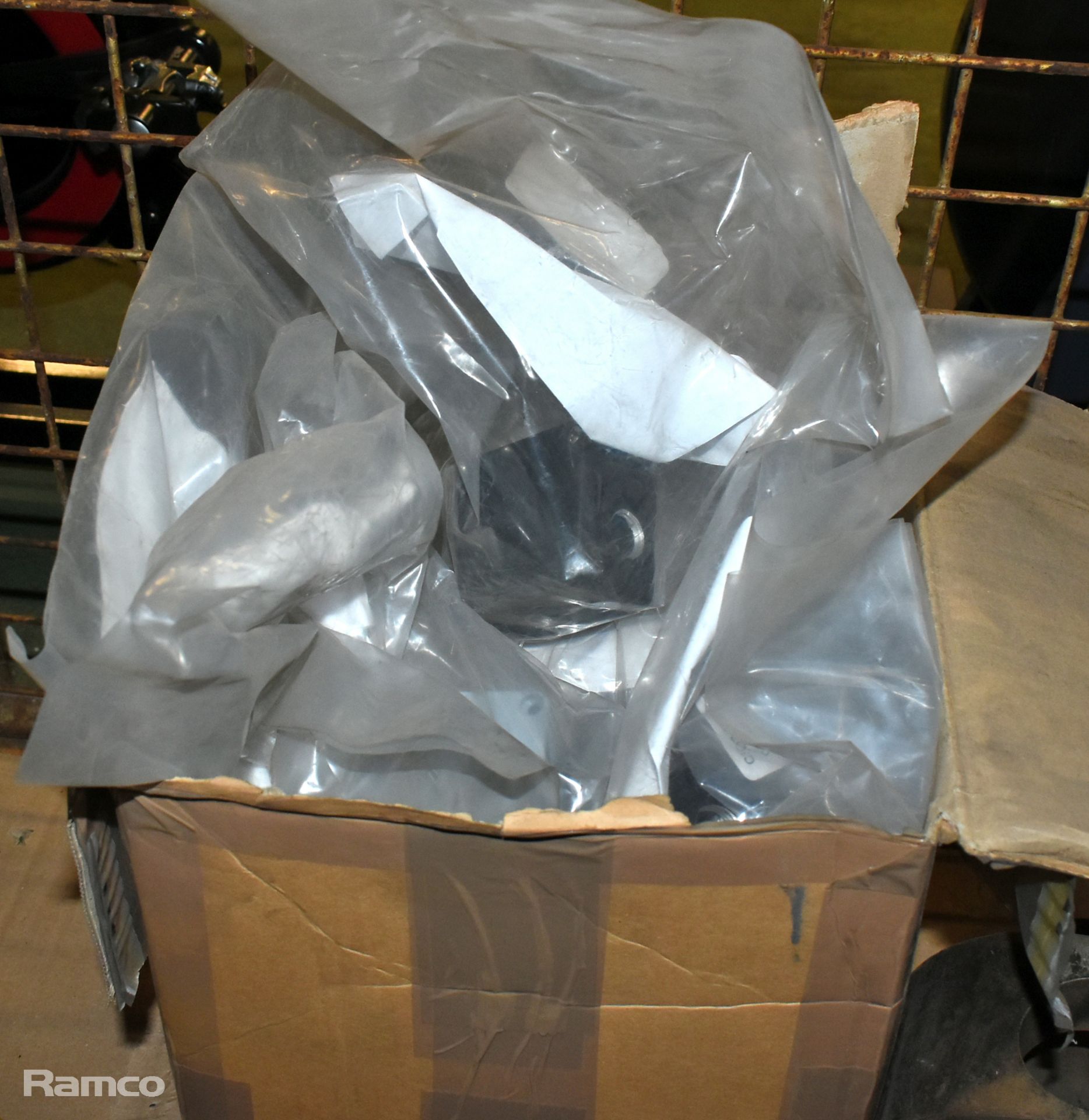 Workshop equipment and consumables - tripods, ratchets, corded angle grinder, gauges - Image 6 of 10