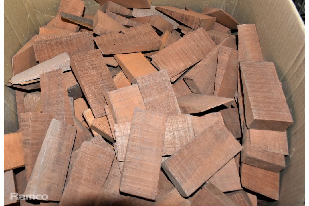 Softwood small tapered round plug and 2 sizes hardwood wedges - Image 7 of 7