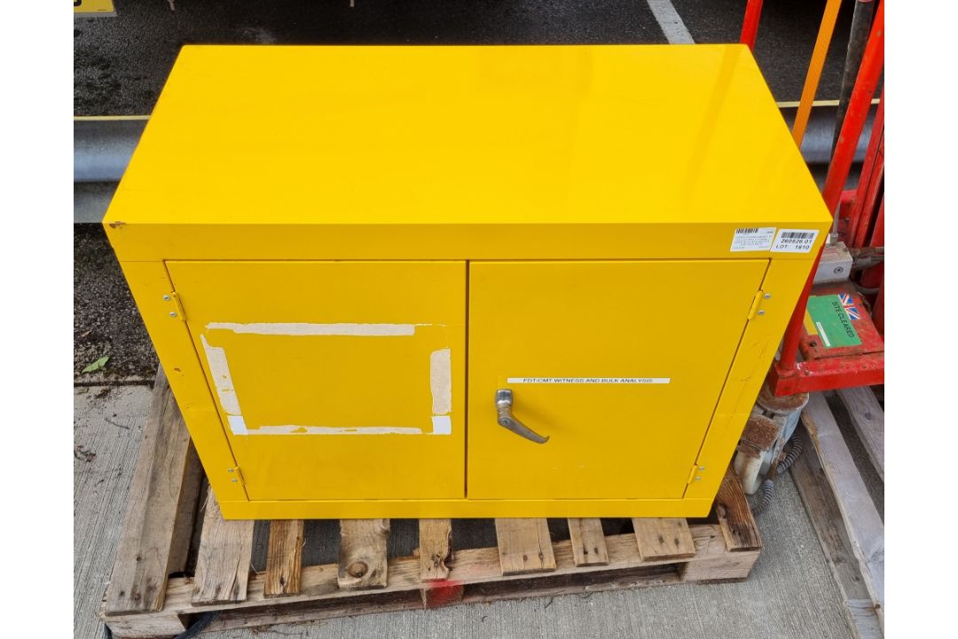 COSHH lockable cabinet - W 915 x D 455 x H 710mm - WITH KEYS - Image 2 of 4