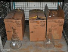 Various lab glassware - includes brands: Fisherbrand and Pyrex - details in description