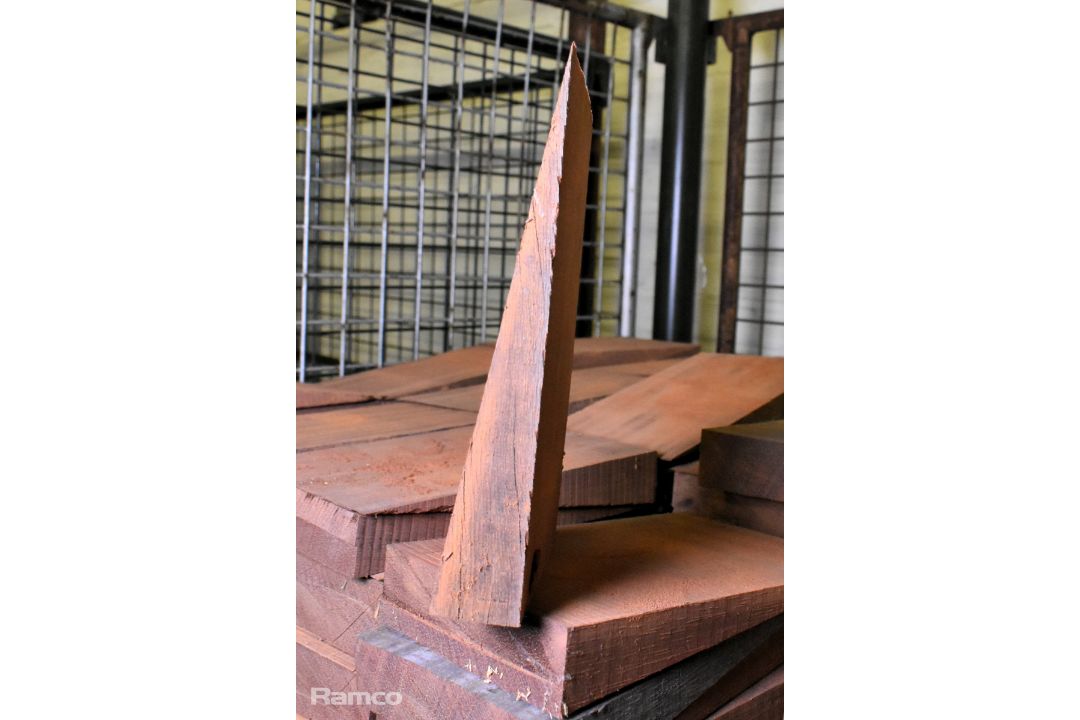 Softwood small tapered round plug and 2 sizes hardwood wedges - Image 5 of 7