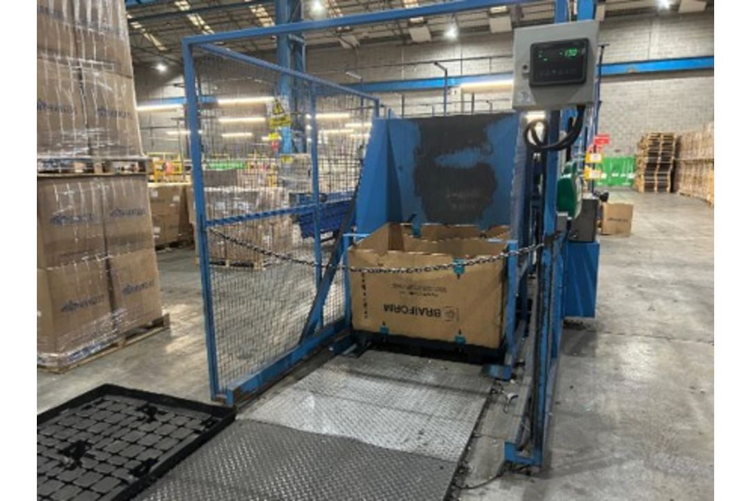 Box tipper including outfeed chute and safety cage approx 5.6m L x 2.0m W x 2.2m H includes scales - Image 1 of 3
