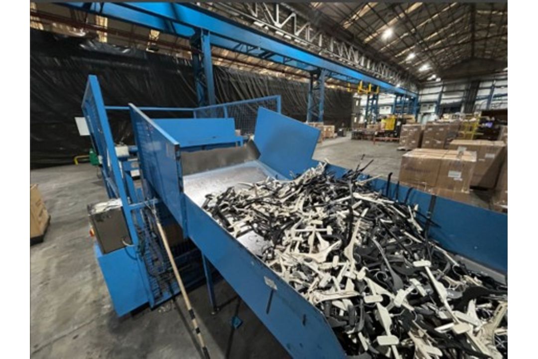 Box tipper including outfeed chute and safety cage approx 5.6m L x 2.0m W x 2.2m H includes scales - Image 2 of 3