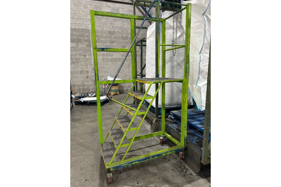 Mobile steps approx 1.25m L x 0.65m W x 1.27m H (to top step) - Image 1 of 2
