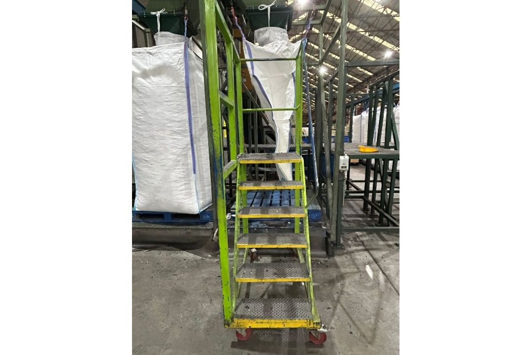 Mobile steps approx 1.25m L x 0.65m W x 1.27m H (to top step) - Image 2 of 2