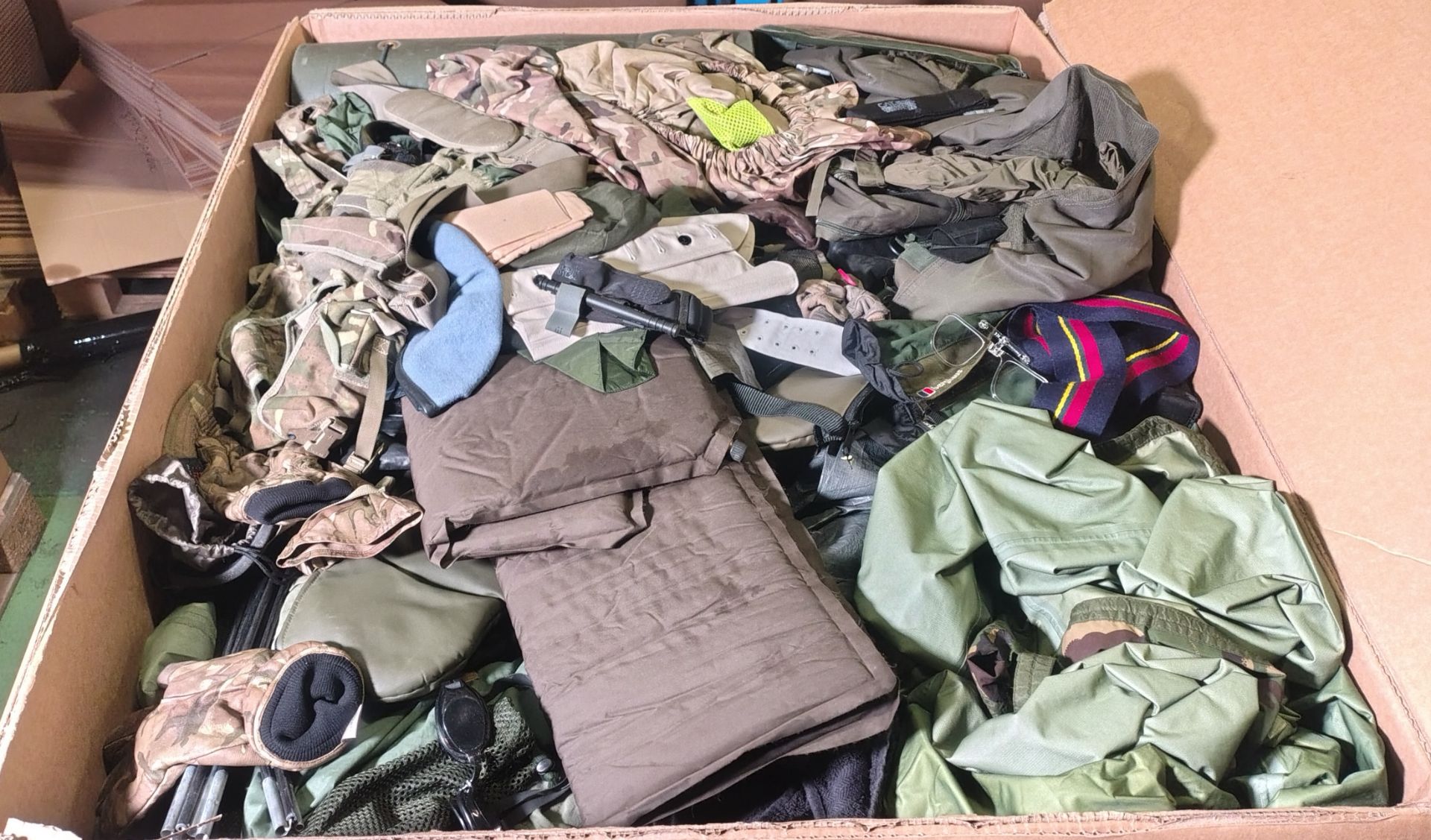 Various types of ex-military hardware and accessories - 117kg – may require repair / be incomplete - Image 11 of 12