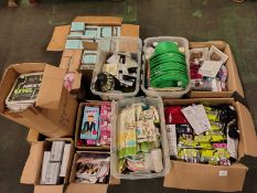 Party & Entertainment consumables - Mixed paper cups, plates, napkins, fancy dress accessories
