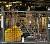 Workshop accessories - 24x snow shovels (mixed head types and sizes) and 6x sweeping brushes