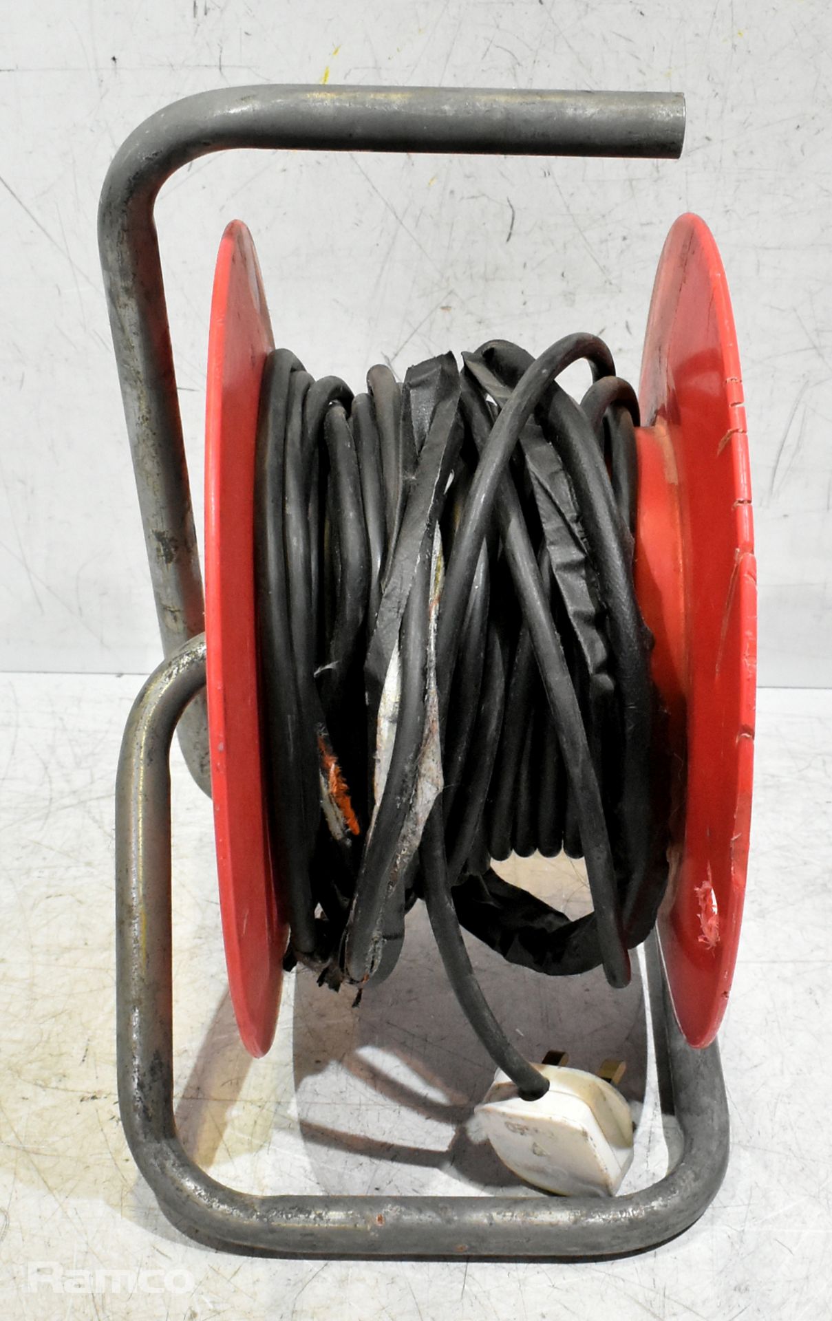 11x mixed 13A extension leads - SPARES OR REPAIRS (information provided by the client) - Image 3 of 7