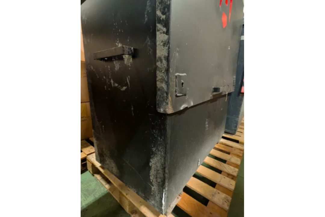 Armorgard lockable heavy duty site tool storage with key - W 1220 x D 635 x H 1293mm - Image 2 of 9