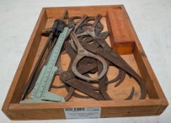 Tray of engineers measuring tools - mixed callipers, verniers