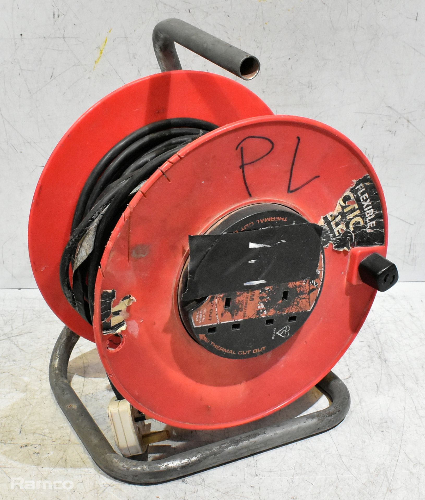 11x mixed 13A extension leads - SPARES OR REPAIRS (information provided by the client) - Image 2 of 7