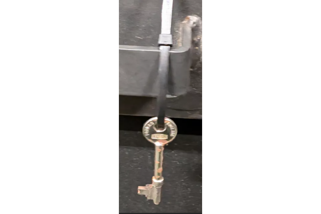 Armorgard lockable heavy duty site tool storage with key - W 1220 x D 635 x H 1293mm - Image 5 of 9
