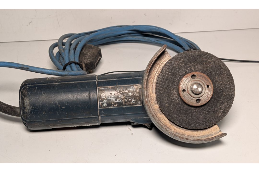 Bosch GWS 7-115 angle grinder, Dewalt DC411 angle grinder with DeWalt DE9135 battery charger - Image 5 of 15
