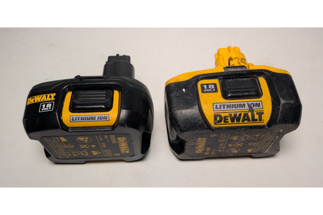 Bosch GWS 7-115 angle grinder, Dewalt DC411 angle grinder with DeWalt DE9135 battery charger - Image 15 of 15
