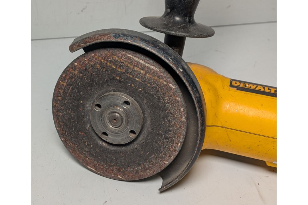 Bosch GWS 7-115 angle grinder, Dewalt DC411 angle grinder with DeWalt DE9135 battery charger - Image 7 of 15