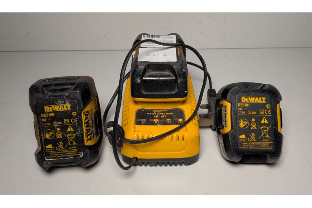 Bosch GWS 7-115 angle grinder, Dewalt DC411 angle grinder with DeWalt DE9135 battery charger - Image 10 of 15