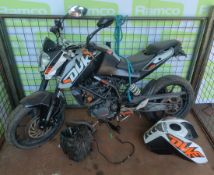 2013 KTM Duke 125 motorcycle with some spare parts - full details in description