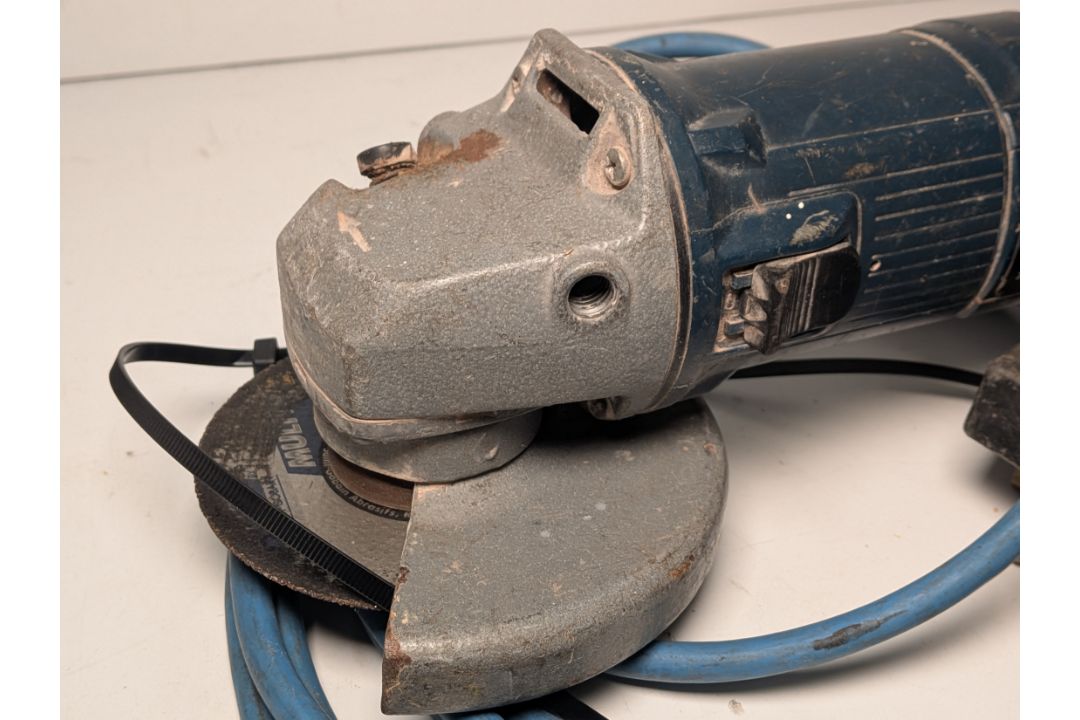 Bosch GWS 7-115 angle grinder, Dewalt DC411 angle grinder with DeWalt DE9135 battery charger - Image 3 of 15