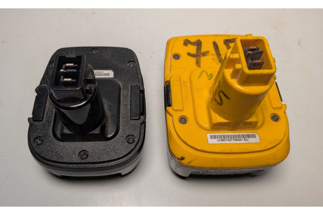 Bosch GWS 7-115 angle grinder, Dewalt DC411 angle grinder with DeWalt DE9135 battery charger - Image 14 of 15