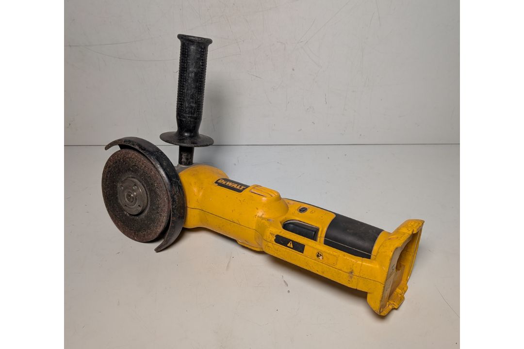 Bosch GWS 7-115 angle grinder, Dewalt DC411 angle grinder with DeWalt DE9135 battery charger - Image 6 of 15