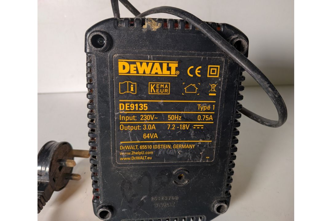 Bosch GWS 7-115 angle grinder, Dewalt DC411 angle grinder with DeWalt DE9135 battery charger - Image 13 of 15