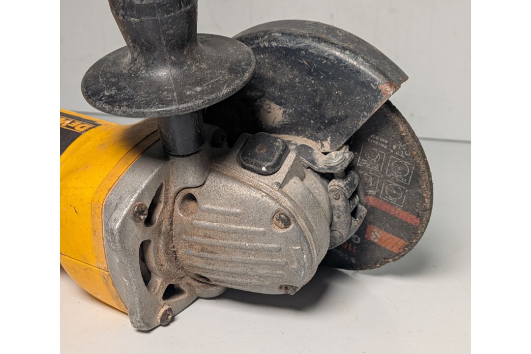 Bosch GWS 7-115 angle grinder, Dewalt DC411 angle grinder with DeWalt DE9135 battery charger - Image 9 of 15