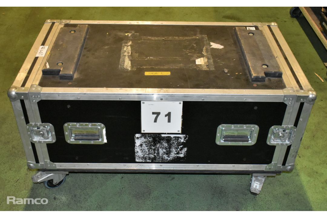 APC SURT5000XLI power supply with 2x Olson 7-IED distribution panel within wheeled flight case - Image 7 of 7