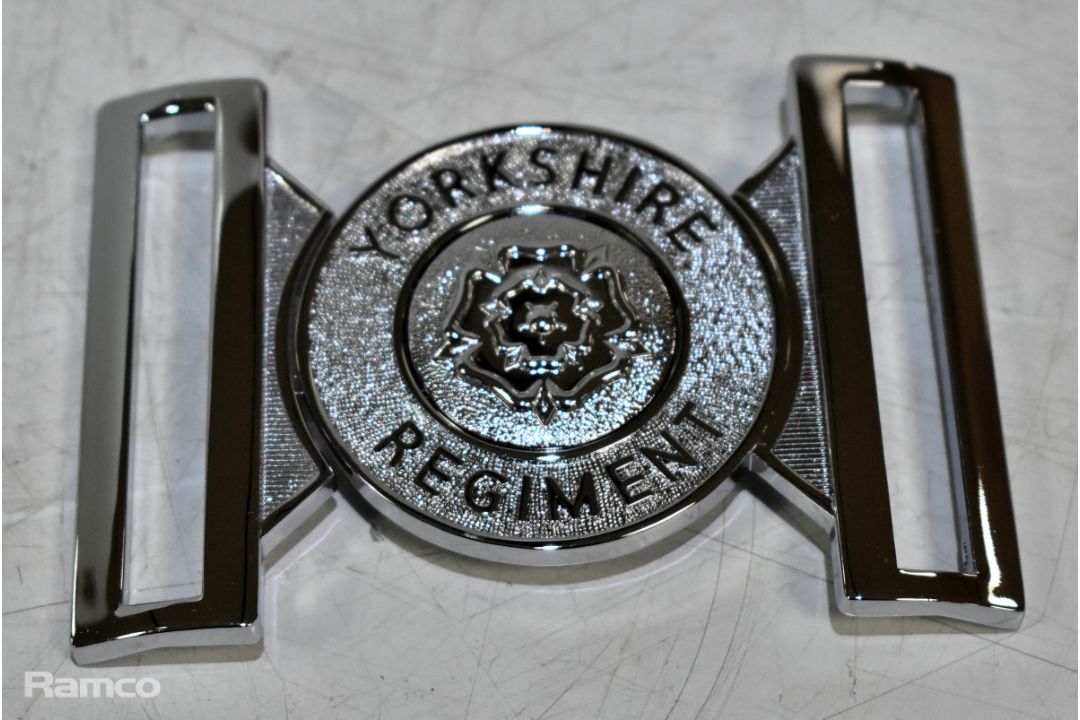 356x Box of British forces mixed ranks badges, buttons, belt buckles and pins - Image 8 of 14