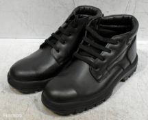 6x pairs of Goliath cooks safety shoes - size 12M