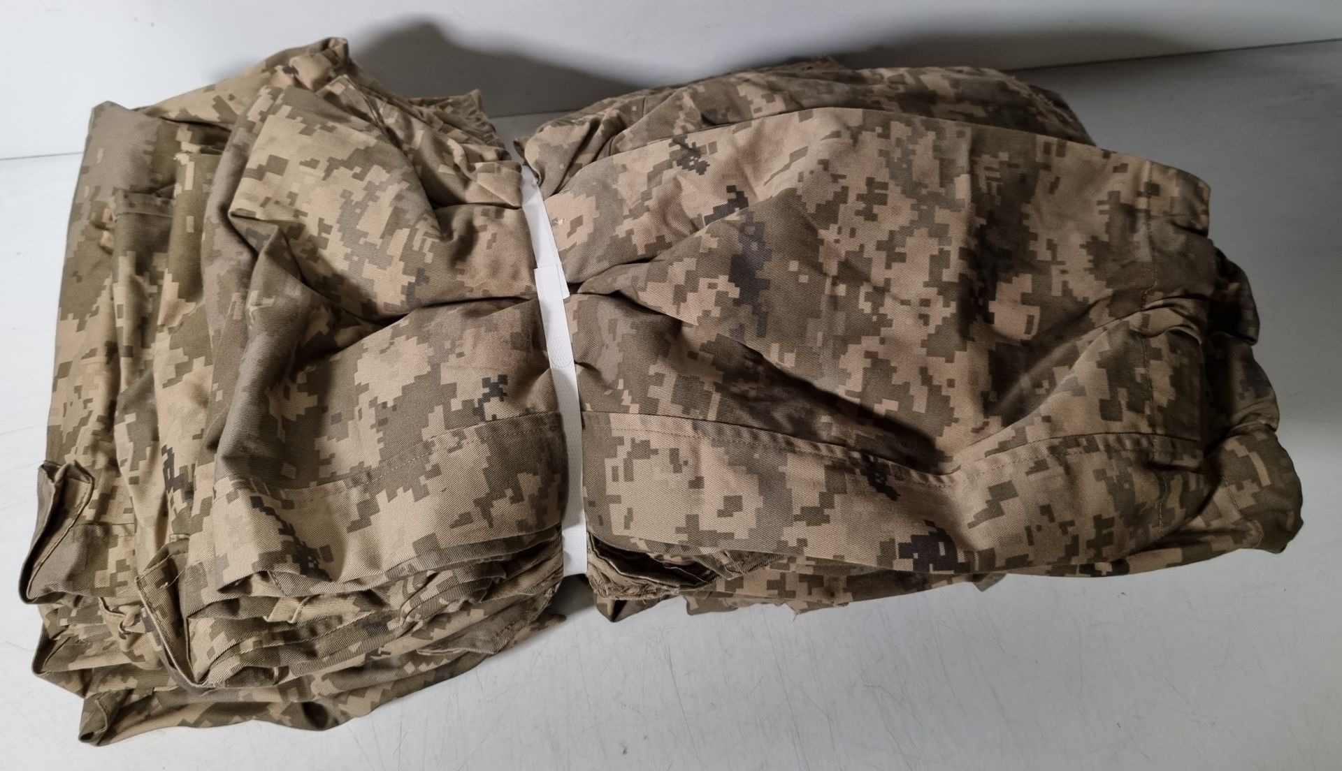 30x Digital camo combat trousers - mixed sizes - mixed grades - Image 8 of 10