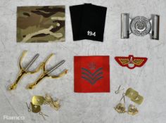 356x Box of British forces mixed ranks badges, buttons, belt buckles and pins