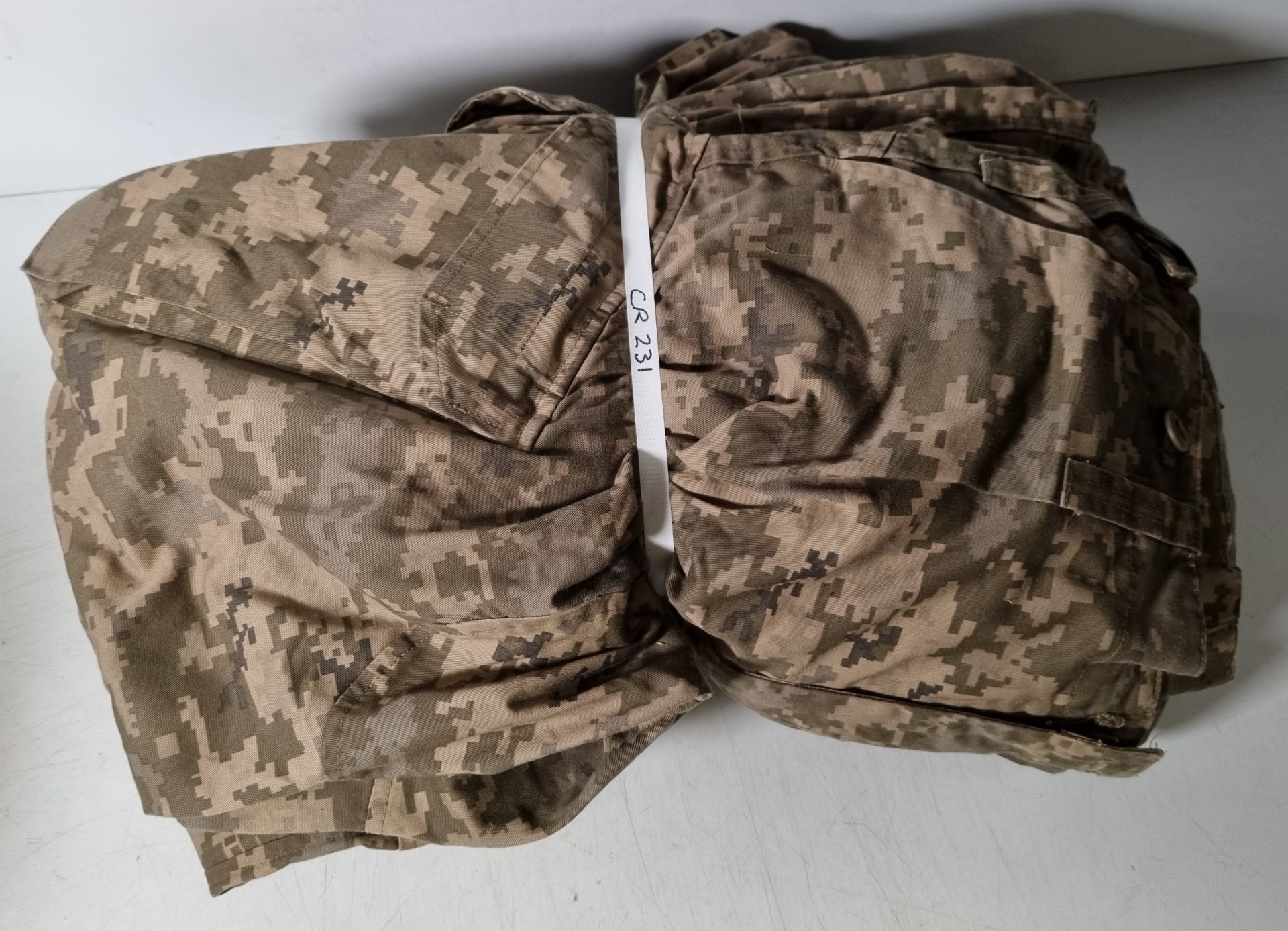 30x Digital camo combat trousers - mixed sizes - mixed grades - Image 3 of 10