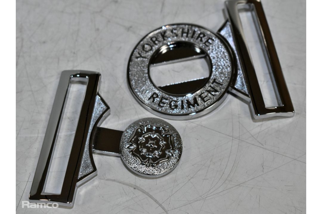 356x Box of British forces mixed ranks badges, buttons, belt buckles and pins - Image 9 of 14