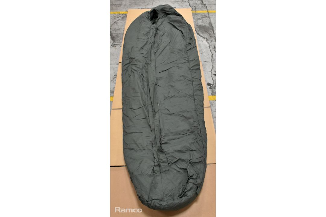 8x Medium weight sleeping bags - mixed sizes - Image 1 of 8