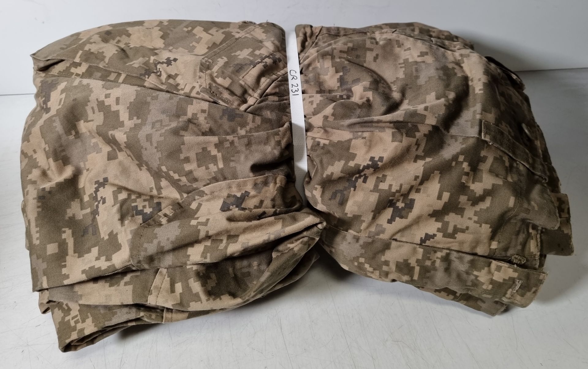 30x Digital camo combat trousers - mixed sizes - mixed grades - Image 2 of 10