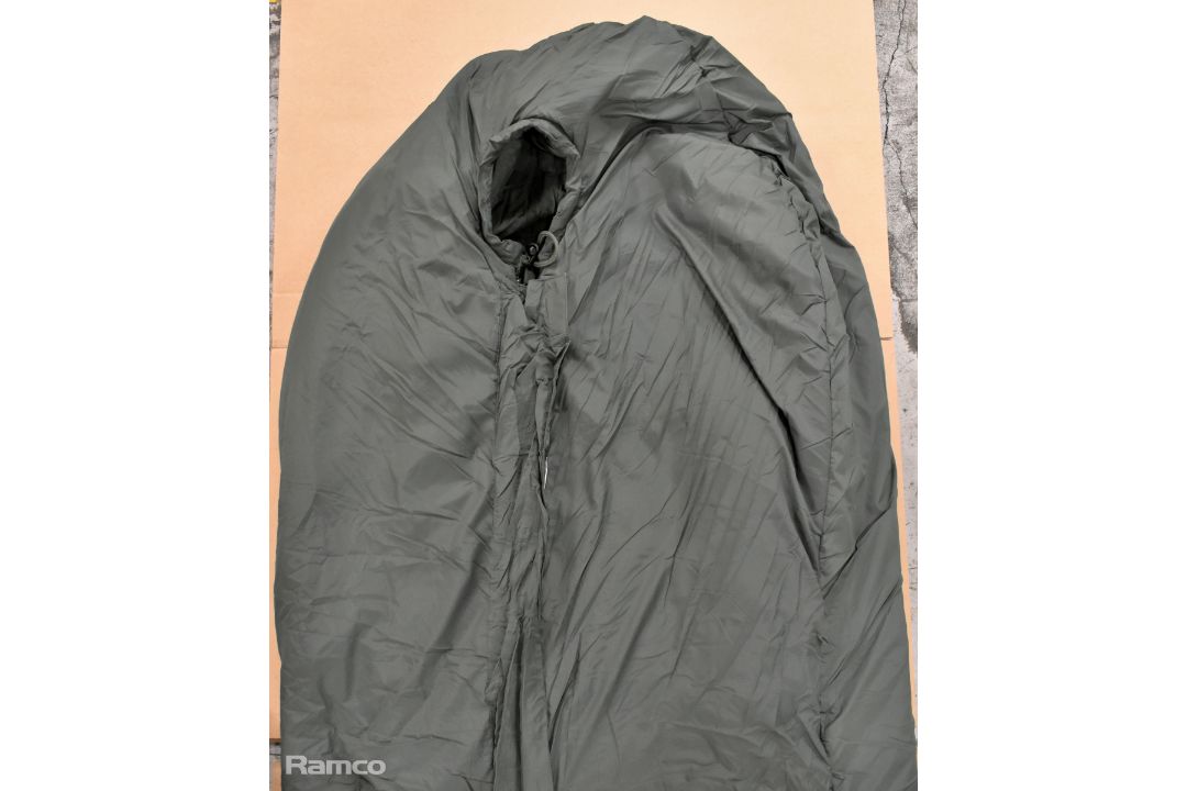 8x Medium weight sleeping bags - mixed sizes - Image 3 of 8