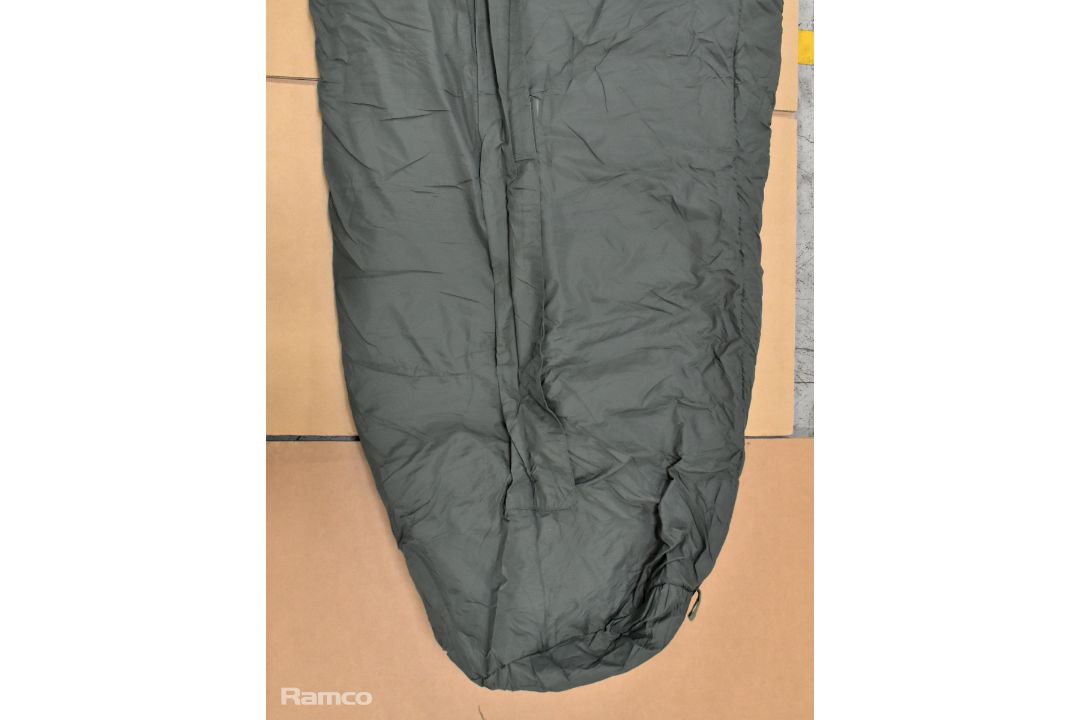 8x Medium weight sleeping bags - mixed sizes - Image 2 of 8