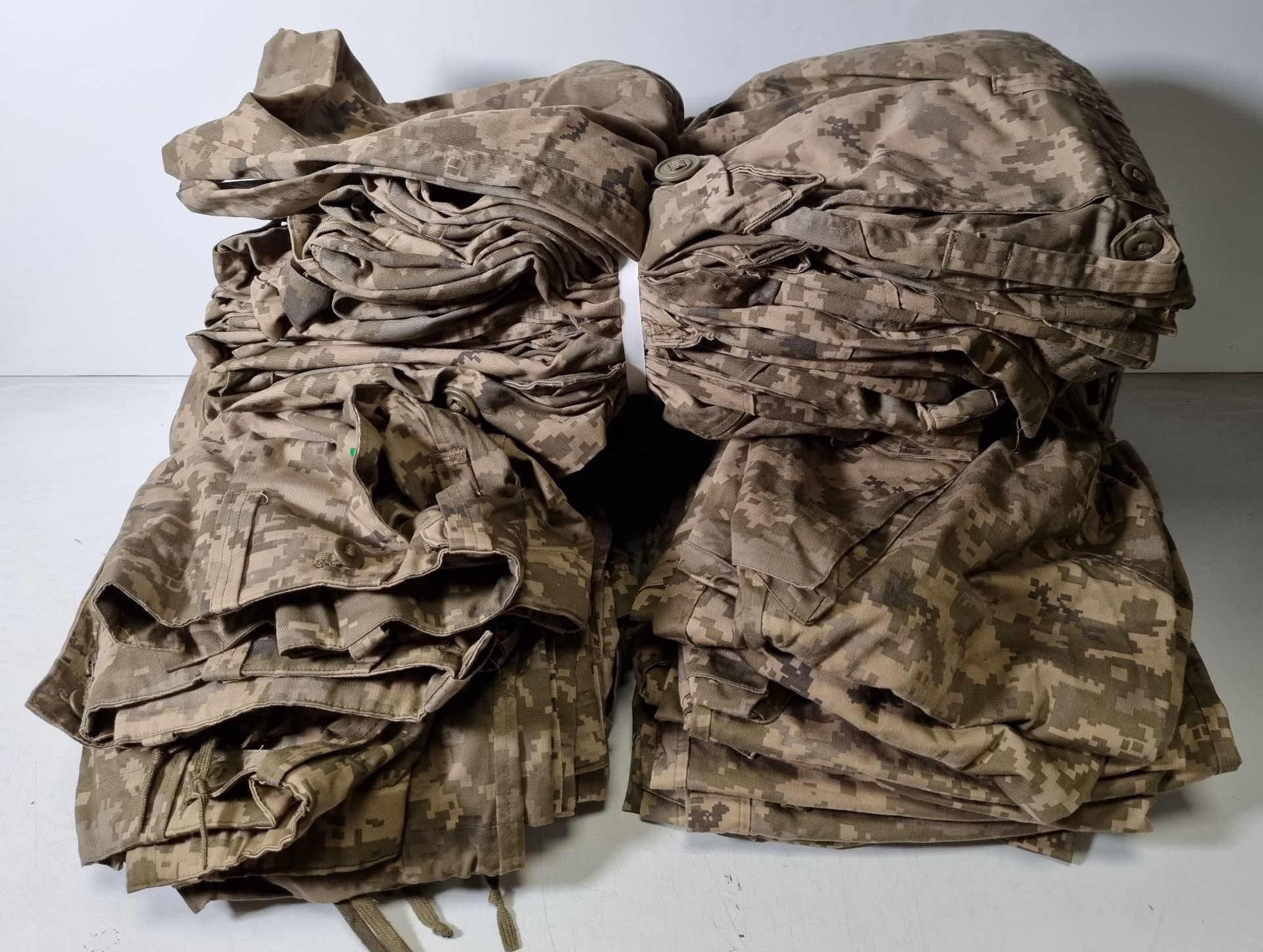 30x Digital camo combat trousers - mixed sizes - mixed grades