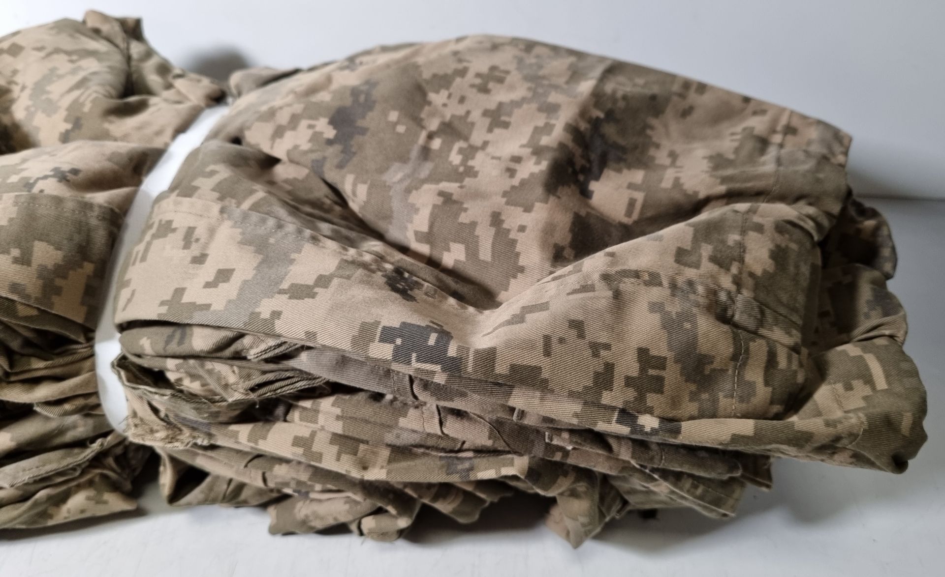 30x Digital camo combat trousers - mixed sizes - mixed grades - Image 10 of 10