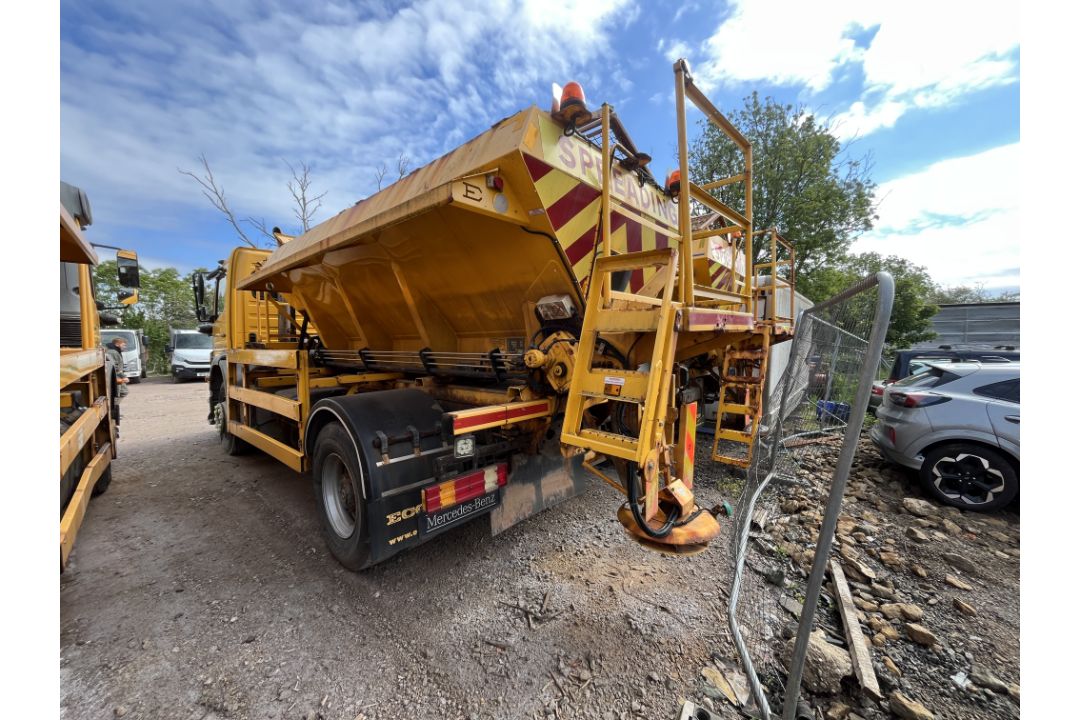 Mercedes-Benz 1824K gritting lorry - registration YK61 ZHT - current mileage unknown - see details - Image 7 of 12