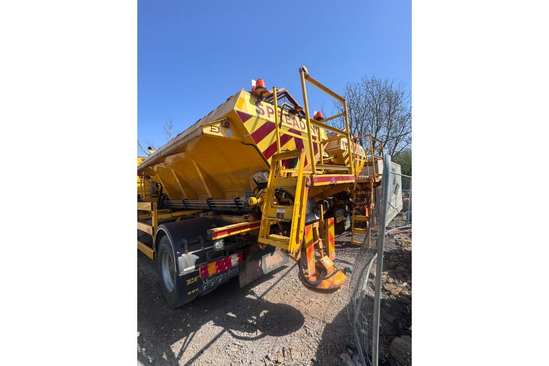 Mercedes-Benz 1824K gritting lorry - registration YK61 ZHT - current mileage unknown - see details - Image 9 of 12